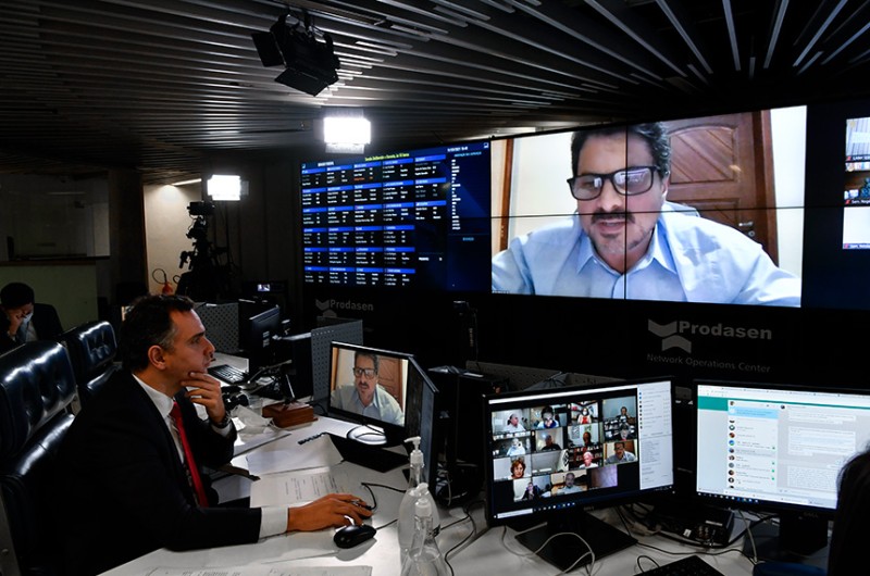 Criação do grupo, proposto por Marcos do Val (no telão), foi aprovado pelo Senado em março, em reunião presidida por Rodrigo Pacheco (E)