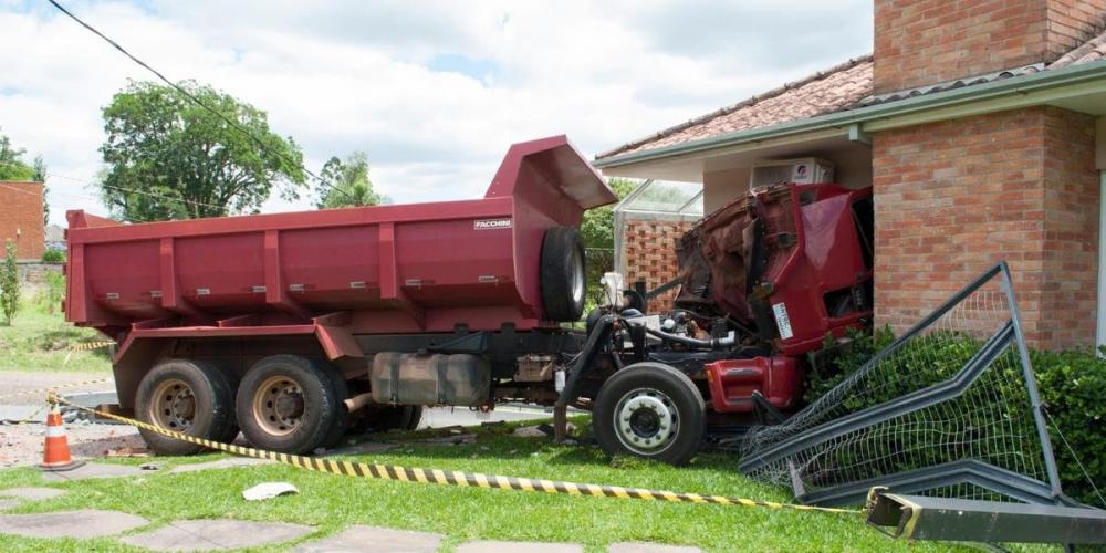 Caminhão chocou-se contra uma casa após o atropelamento | Foto: Eduardo Monteiro / IGP / CP