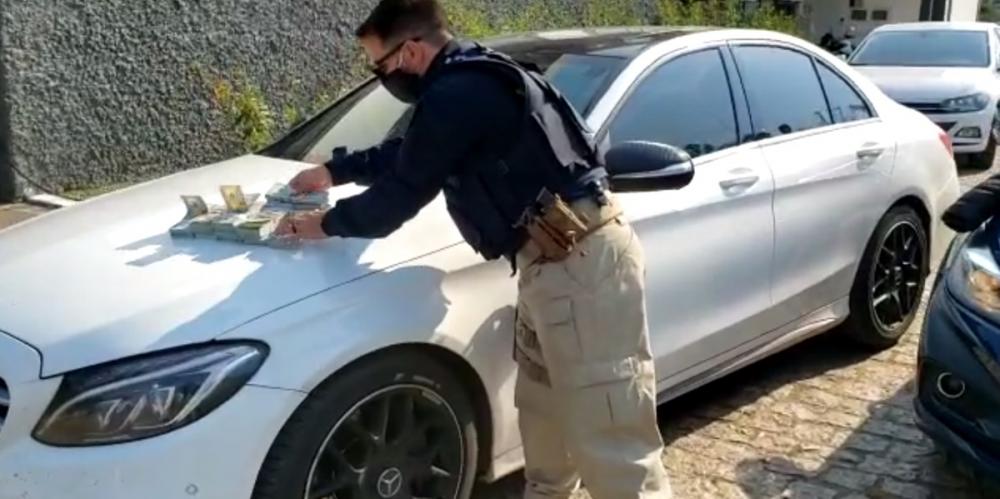 Valores e o carro importado foram encaminhados, junto com os dois indivíduos, para a Polícia Federal | Foto: PRF / Divulgação / CP
