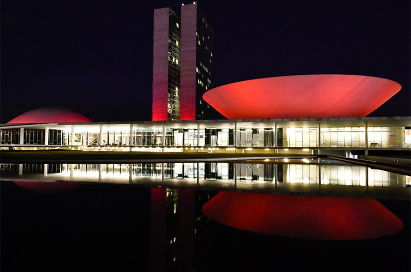 O Palácio do Congresso Nacional recebe iluminação vermelha até 31 de dezembro