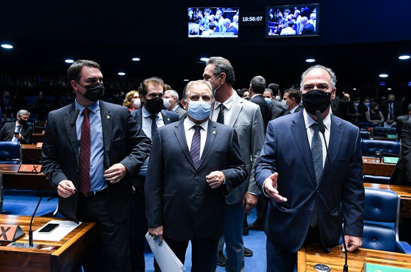 O senador Fernando Bezerra (MDB-PE) e o senador Izalci Lucas (PSDB-DF) chamaram atenção para a importância de o acordo do texto final da PEC ser respeitado também pelos deputados federais - Roque de Sá/Agência Senado