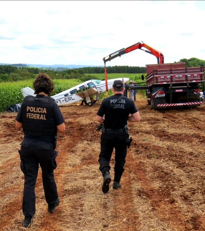 Aeronave escondida pela quadrilha. Foto: Divulgação PF