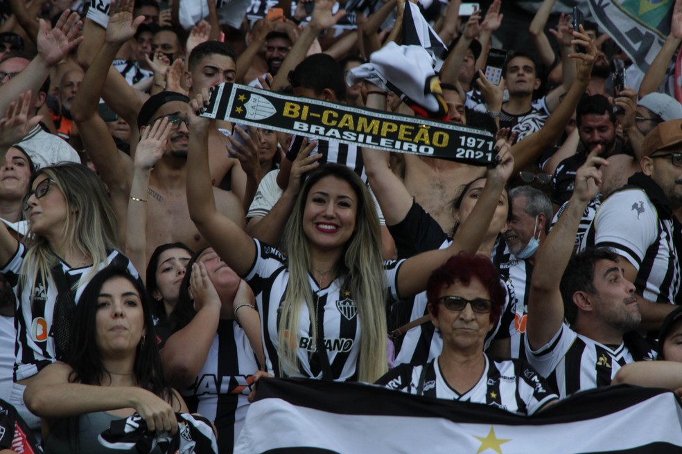 Torcida do Atlético-MG exibiu as faixas de campeão brasileiro, no último domingo, no Mineirão — Foto: Fernando Moreno/AGIF