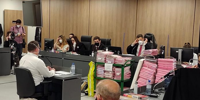 Testemunha contou que não percebeu o incêndio quando homem subiu no palco com um extintor | Foto: Ricardo Giusti/CP