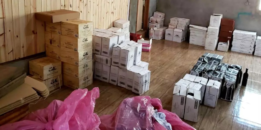 Houve a apreensão de maias de 2 mil garrafas de bebidas avaliadas em R$ 270 mil | Foto: PF / Divulgação / CP