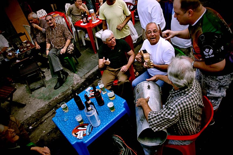 Roda de samba com alguns dos instrumentos cuja fabricação será protegida: pandeiro, tam-tam, cuíca, surdo, tamborim, rebolo, frigideira, timba e repique de mão - Daniel Mitsuo/Creative Commons