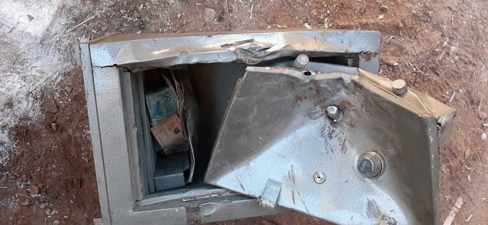 Dinheiro estava no fundo falso de um cofre em Araçatuba — Foto: Arquivo Pessoal