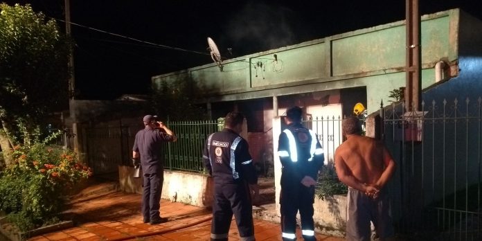 Outras duas pessoas, sendo uma criança, foram retiradas com vida da casa | Foto: Renato Oliveira / Divulgação / CP