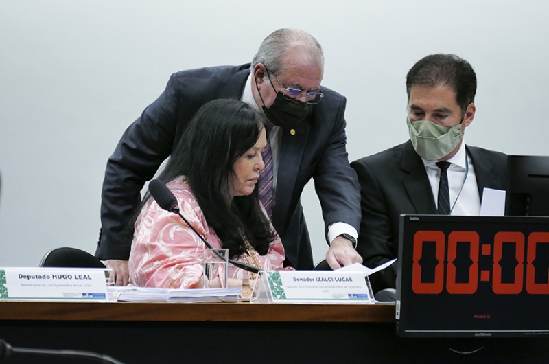 A senadora Rose de Freitas, presidente da Comissão Mista de Orçamento (CMO), durante a votação dos relatórios setoriais nesta segunda-feira - Roque de Sá/Agência Senado