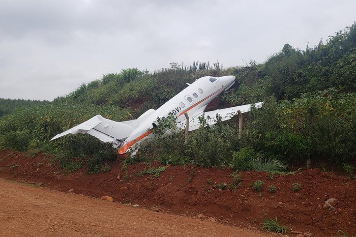 Aeronave ficou retida em um barranco Éverson Dornelles / RBS TV
