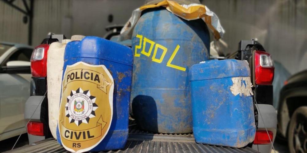 Parte do combustível desviado era acondicionada em galões e depois distribuída clandestinamente | Foto: Polícia Civil