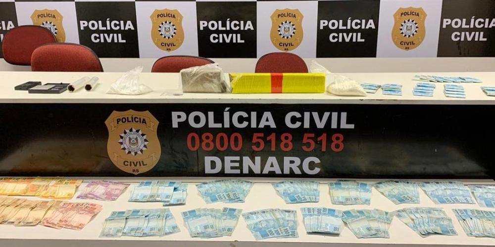 Além do dinheiro e entorpecentes, os agentes prenderam um casal que é dono do estabelecimento no bairro Floresta | Foto: PC/ Divulgação / CP