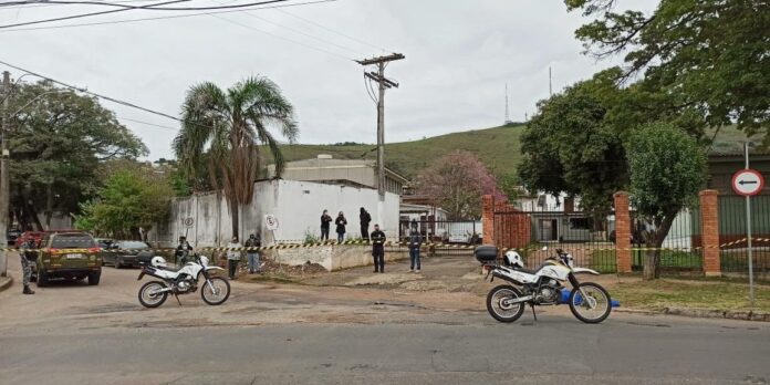 Policiais militares do 19º BPM isolaram a área para o trabalho do Instituto-Geral de Perícias | Foto: Guilherme Almeida / CP