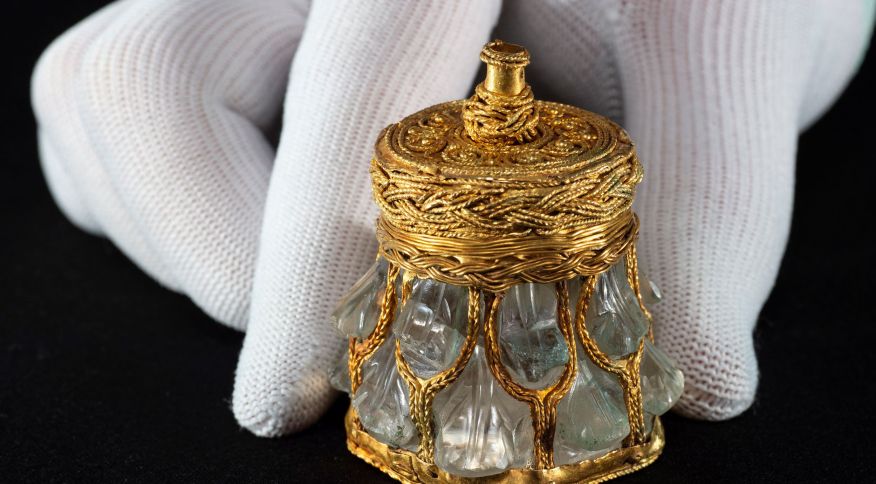 Rara jarra de cristal da era Viking, parte do Galloway Hoard e retratada no Museu Nacional da Escócia Neil Hanna