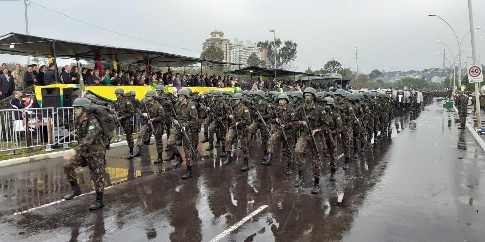 No ano passado, mesmo com chuva, o desfile reuniu milhares de expectadores em Porto Alegre | Foto: Fabiano do Amaral / CP Memória