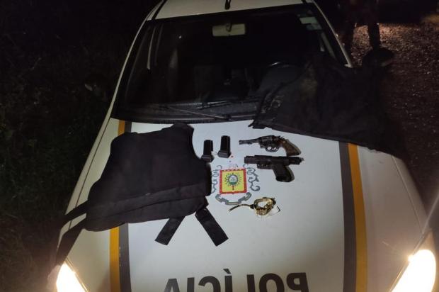 Durante a prisão dos suspeitos, a Brigada Militar apreendeu armas, munição e coletes balísticos Foto: Brigada Militar / Divulgação