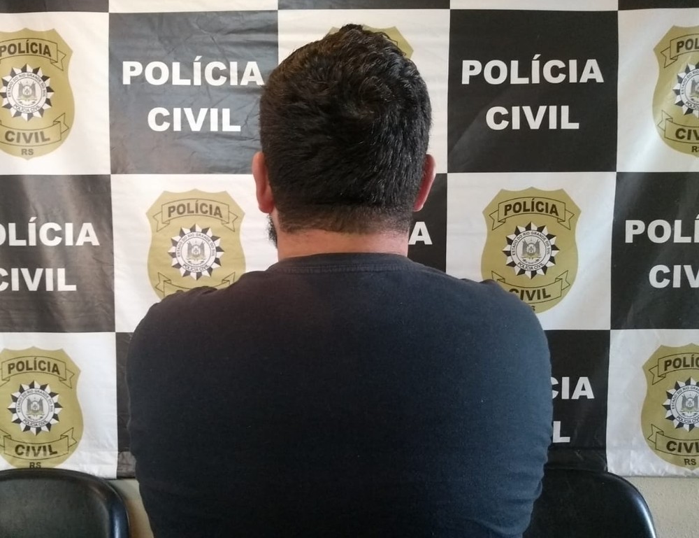 Flagrado por câmeras de segurança enquanto batia na companheira, homem foi preso nesta quarta-feira (18) em Lavras do Sul — Foto: Divulgação/Polícia Civil