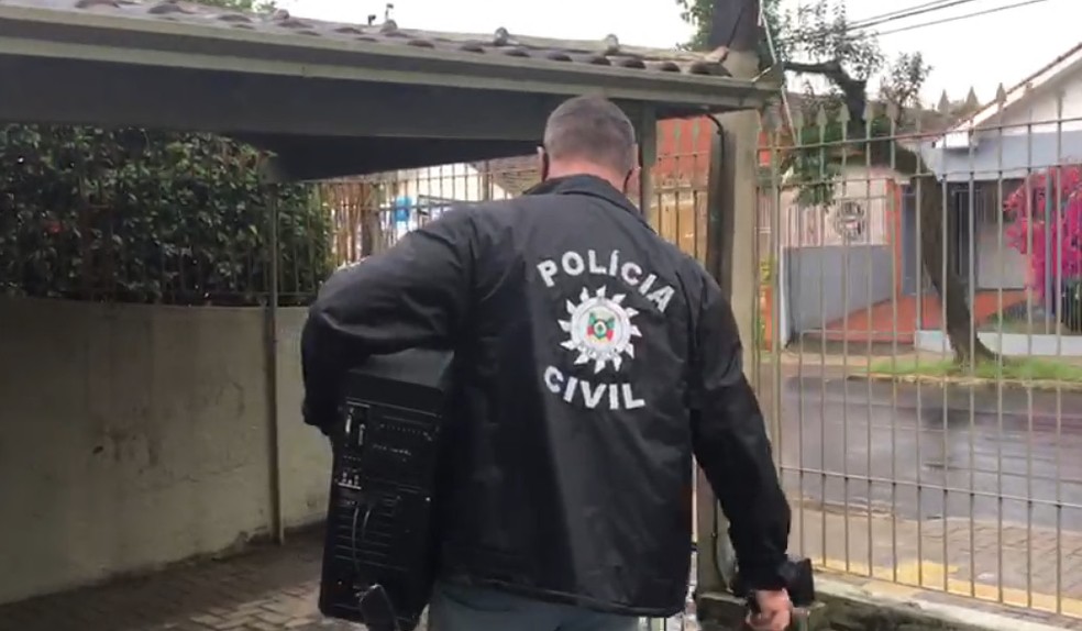 Policiais apreenderam computador e três celulares do homem preso após a gravação do vídeo — Foto: Reprodução