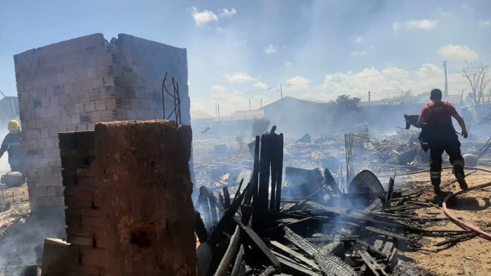 Incêndio destruiu cinco casas em Tramandaí (Foto: Divulgação / Corpo de Bombeiros de Tramandaí)
