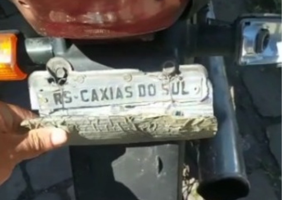 Policial dobra placa feita de papelão em moto apreendida em Caxias do Sul — Foto: Reprodução/PRF