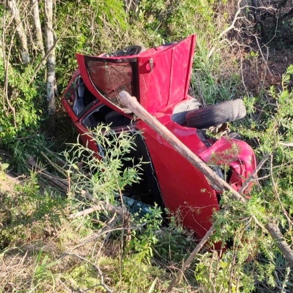 Um dos carros envolvidos no acidente em Piratini — Foto: PRF/Divulgação