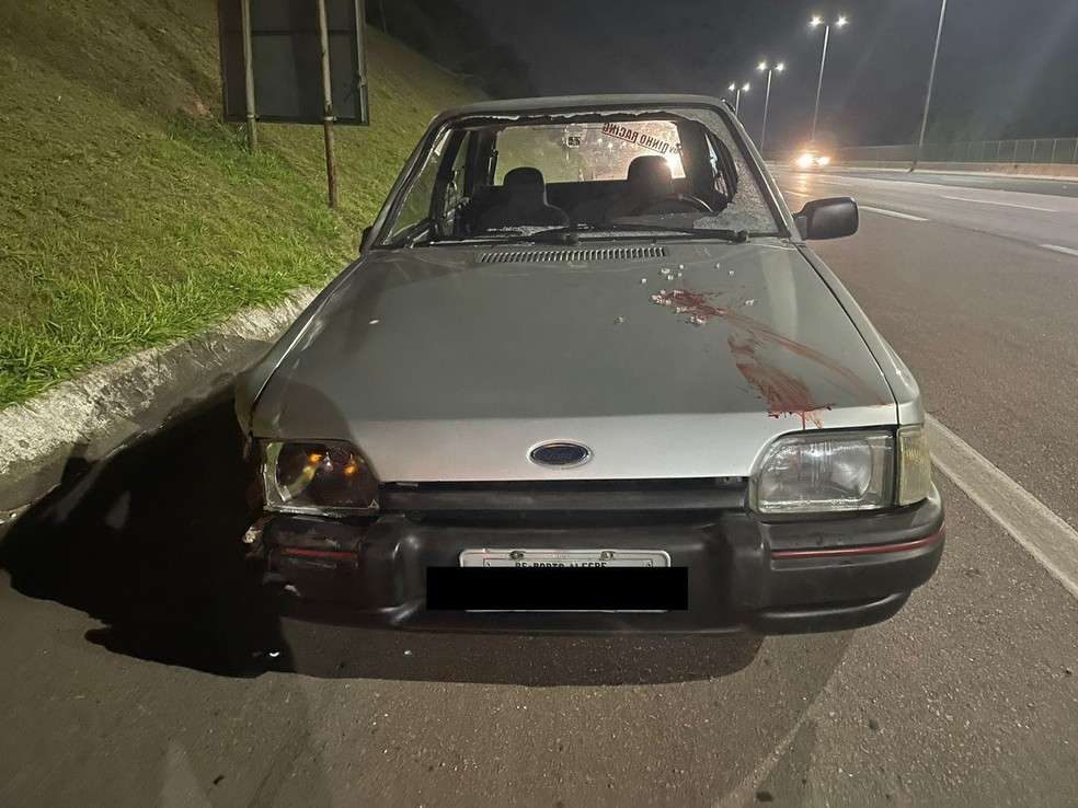 Carro que causou o acidente foi identificado após precisar trocar pneu às margens da rodovia, em Gravataí — Foto: CRBM / Divulgação