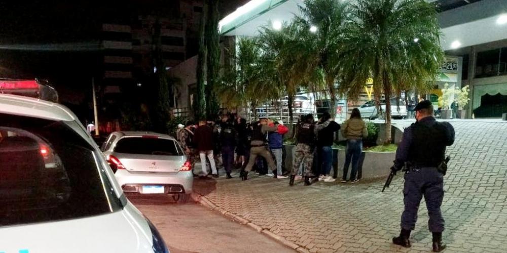 Um total de 101 pessoas foram abordadas, sendo fiscalizados 30 veículos e 14 motocicletas, além de cinco estabelecimentos | Foto: BM / Divulgação / CP