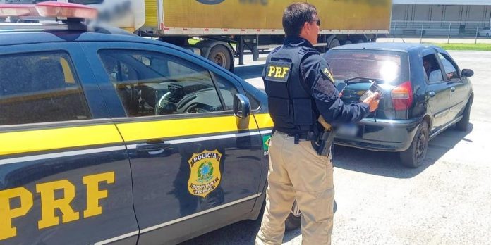 Carro levava ainda duas crianças sem cadeirinha e elevação adequada | Foto: PRF / Divulgação / CP