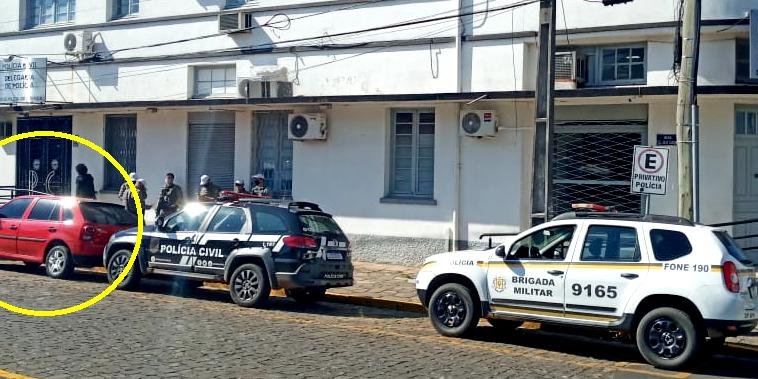 Carro foi apreendido no dia 8 de agosto com a prisão de dois envolvidos no crime em uma operação da Polícia Civil e Brigada Militar | Foto: Paulinho Paes / Tua Rádio Cristal / Divulgação / CP
