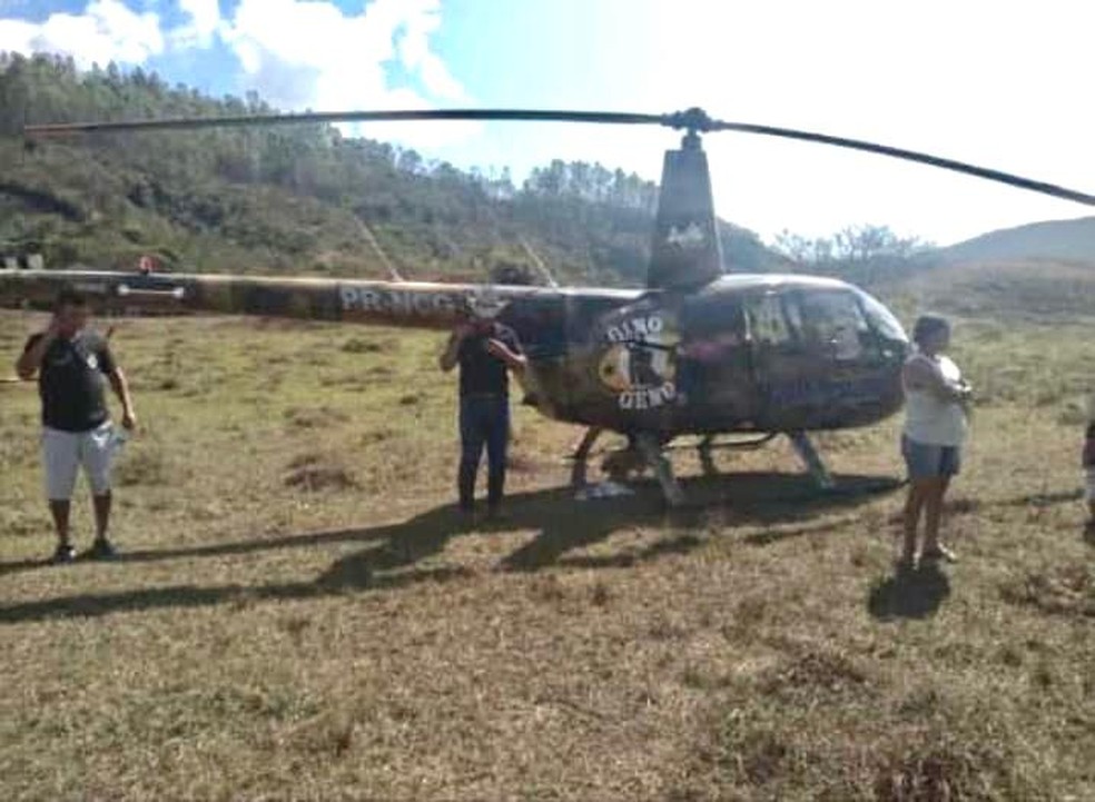 Helicóptero da dupla Gino & Geno faz pouso, em Santa Bárbara, após após apresentar falhas mecânicas. — Foto: Guilherme Assis - Diário de Barão/ Divulgação