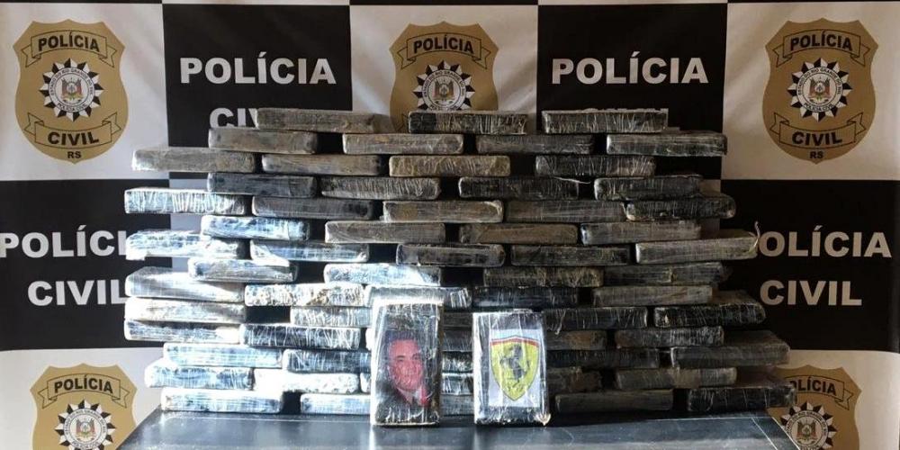 Entorpecente muito bem embalado foi retirado sob a areia da praia do Mar Grosso | Foto: Polícia Civil / Divulgação / CP