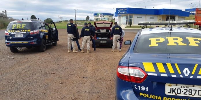 PRF apreende mais de 140 kg de maconha em automóvel na BR 386./ Foto: PRF Divulgação.