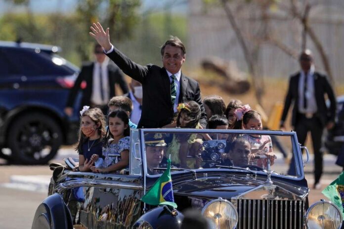 Mesmo sem a presença do desfile das Forças Armadas, partidários do presidente se aglomeraram durante cerimônia realizada pelo presidente