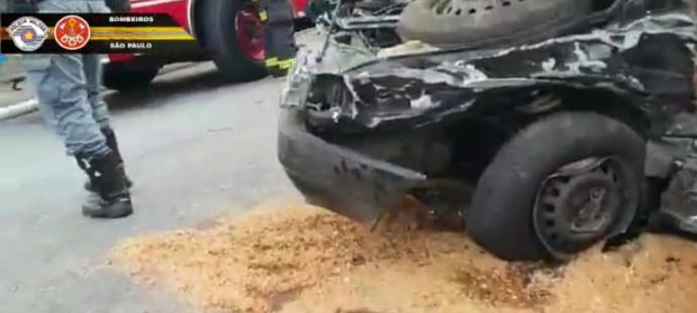 Carro ficou totalmente danificado após colisão com outros dois veículos e bicicleta — Foto: Corpo de Bombeiros