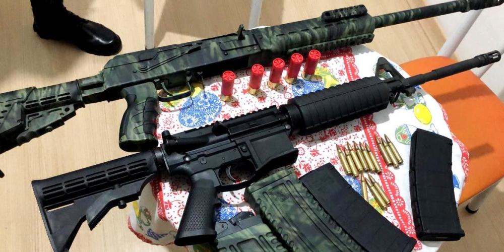 Fuzil AR 15 calibre 5,56 e espingarda semi-automática calibre 12 foram encontrados com R$ 12,3 mil em dinheiro | Foto: BM / Divulgação / CP