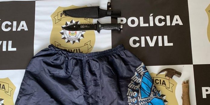 Polícia Civil apreendeu facas e bermuda para investigação | Foto: Polícia Civil / Divulgação