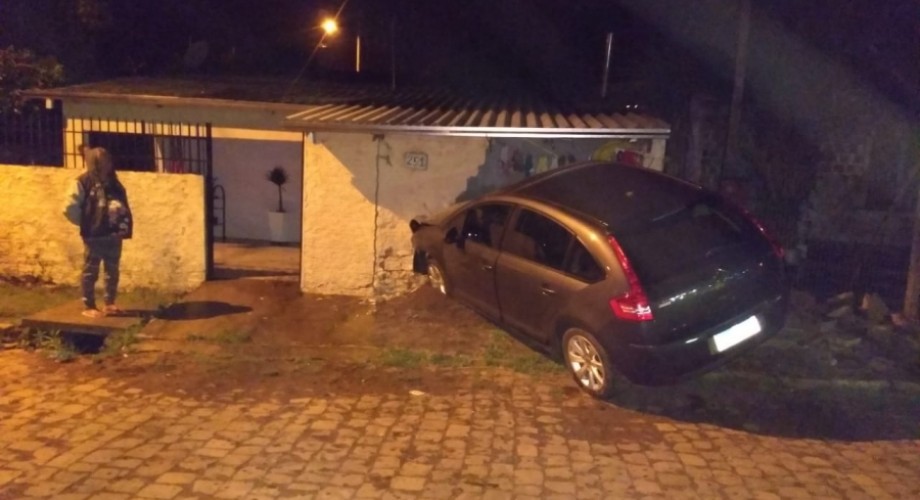 Carro invadiu residência por volta das 22h Foto: Divulgação/BM