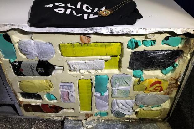 Drogas, bebidas e celulares estavam em fundo falso de freezer Foto: Polícia Civil / Divulgação