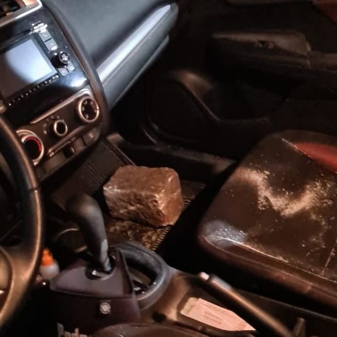 Paralelepípedo foi encontrado dentro de veículo atingido em Porto Alegre (Foto: Arquivo pessoal)