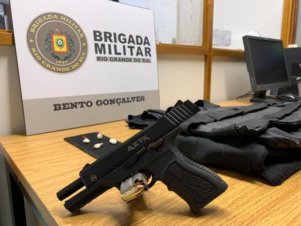Armas, munição, colete e drogas foram encontradas com os suspeitos Foto: 3º BPAT / Divulgação / Divulgação