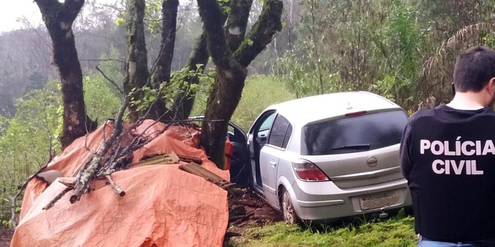 Chevrolet Vectra Hatch, de cor prata, foi encontrado na localidade de Céu Azul, perto da BR 158 | Foto: Rádio Sulbrasileira / Especial / Divulgação / CP