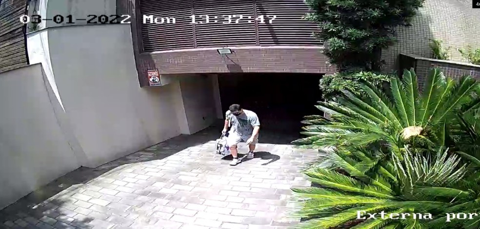 Imagens divulgadas pela Polícia Civil mostram Vinicius deixando a residência dos pais, na última segunda-feira (3) — Foto: Divulgação/Polícia Civil