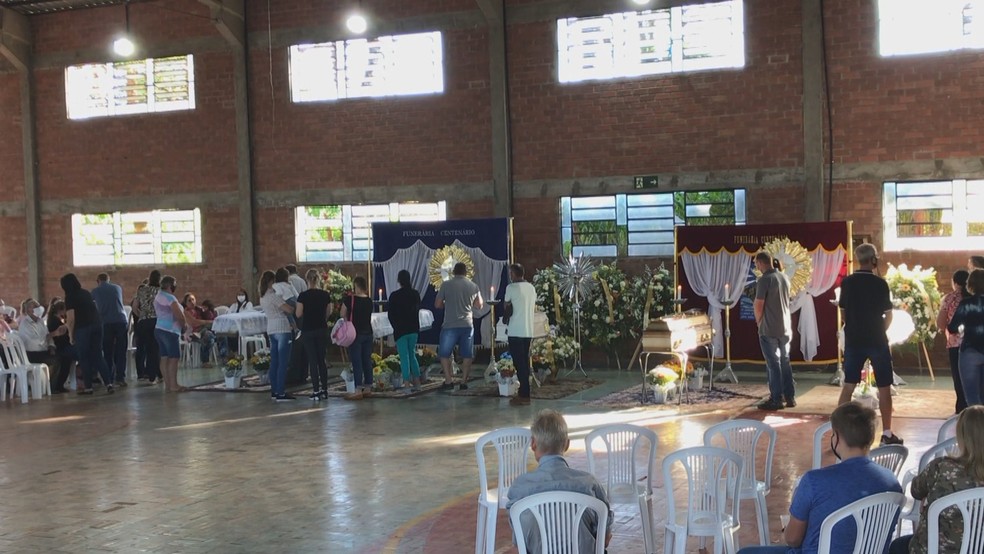 Vítimas foram enterradas na manhã desta terça-feira (11) — Foto: Reprodução / RBS TV