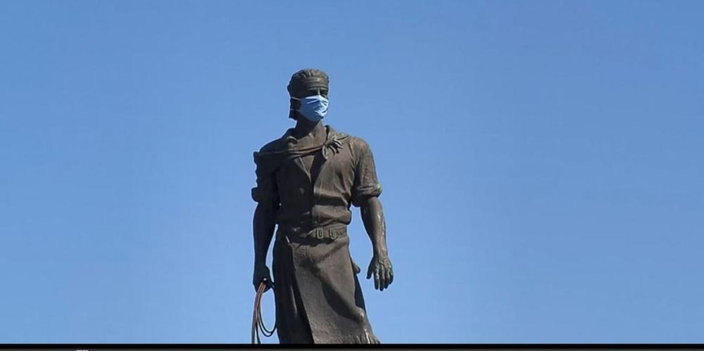 Estátua do Laçador em Porto Alegre ganha máscara | Foto: Record TV RS / Reprodução / CP