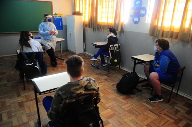 Dos 43 alunos que poderiam voltar, 20 compareceram à escola na manhã desta segunda-feira Foto: Porthus Junior / Agência RBS