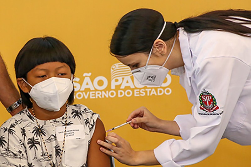 O menino índio Davi Seremramiwe Xavante, de 8 anos, foi a primeira criança a ser vacinada contra a covid-19 no Brasil, no dia 14, em São Paulo - Governo de São Paulo