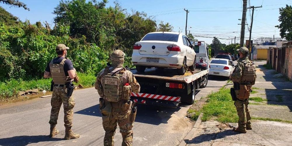 Carro foi recolhido por um guincho e será agora reconhecimento pelas vítimas | Foto: PC / Divulgação / CP