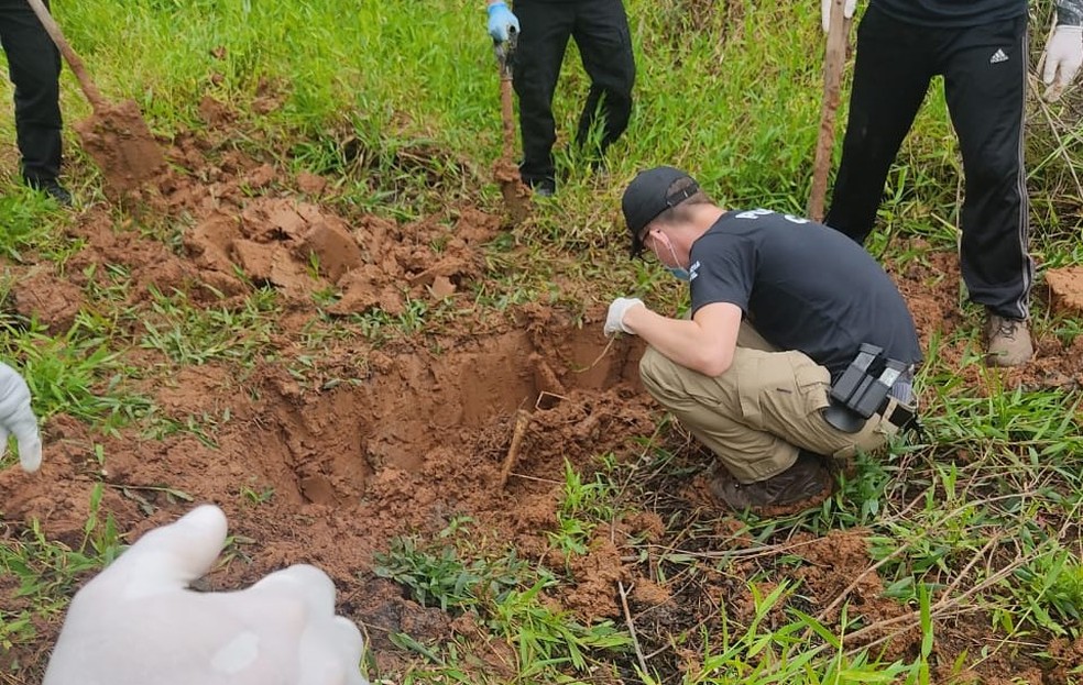 Corpo de adolescente foi encontrado enterrado na divisa entre Parobé e Taquara — Foto: Divulgação/Polícia Civil