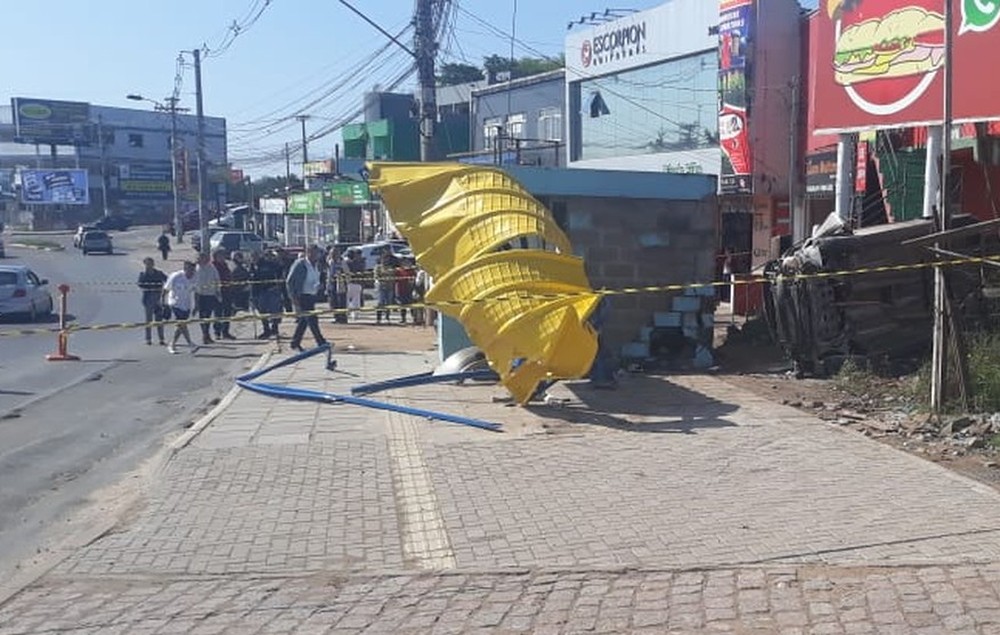 Parada de ônibus ficou destruída após colisão de veículo que deixou uma pessoa morta. — Foto: Marco Mattos/RBS TV