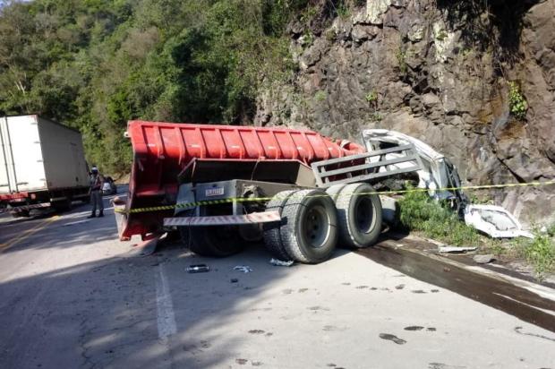 Caminhão com placas de Bento Gonçalves estava carregado de areia Foto: Grupo Rodoviário / Divulgação